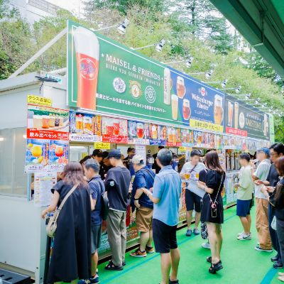 ギャラリー写真:ドイツビールの販売ブールに並ぶお客様