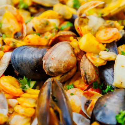 ギャラリー写真:貝や海老・イカの料理のアップ