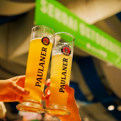 ギャラリー写真:ビールジョッキを合わせて乾杯!