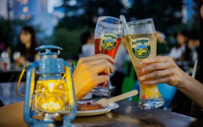 テーブルでジョッキを合わせて乾杯!
